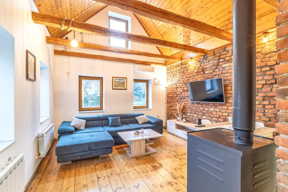 TV and multimedia, Living room, Seating area, Evening entertainment