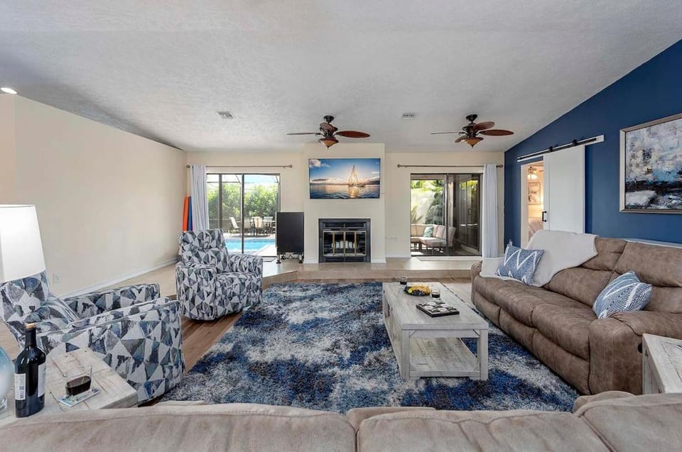 Orchid - Great Location with Tiki Hut and Bikes Villa in Cape Coral