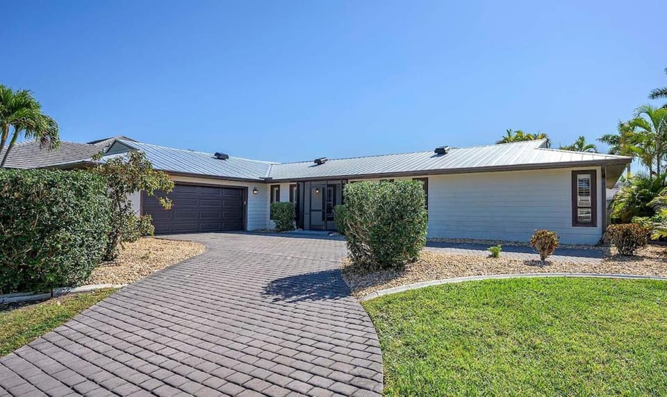 Orchid - Great Location with Tiki Hut and Bikes Villa in Cape Coral