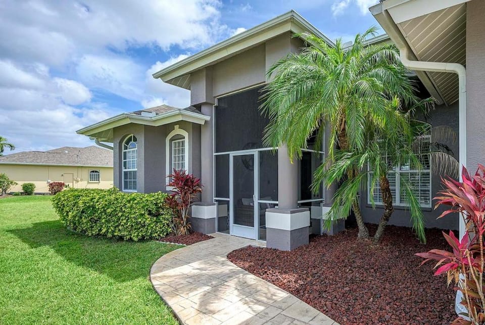 Palm View - Boat Dock and Tropical Lanai Space Villa in Cape Coral