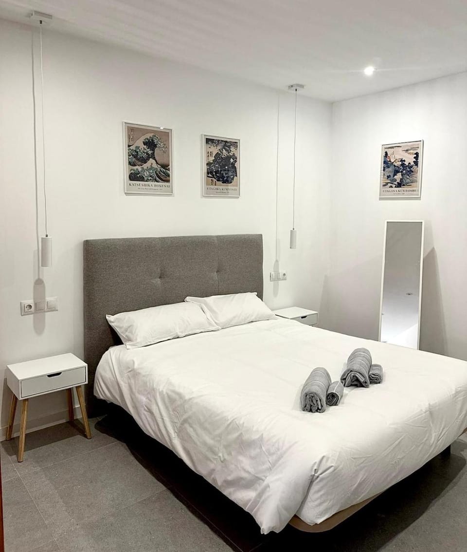 Bed, Bedroom, towels