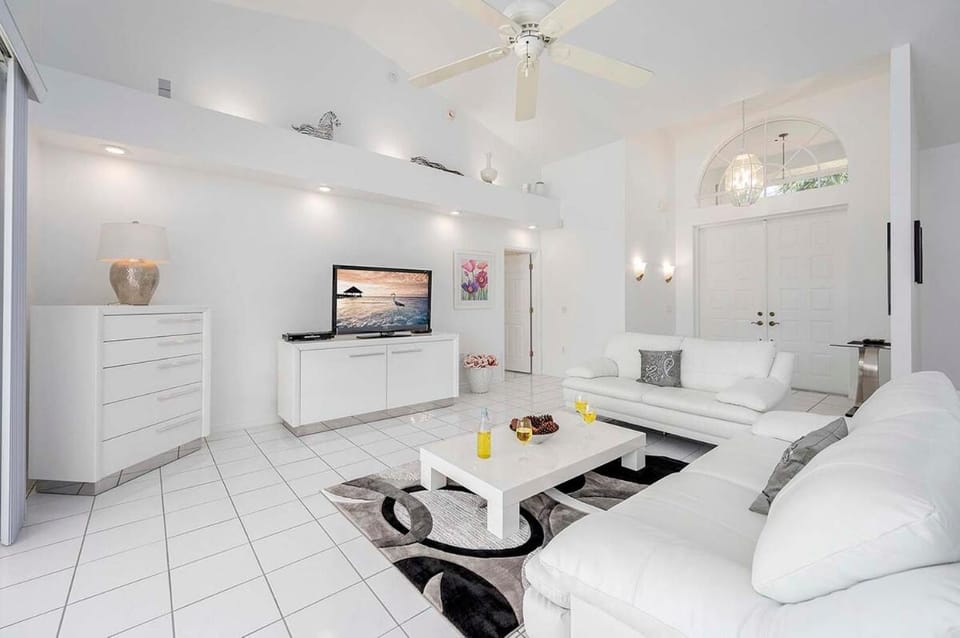 Princess - Hot Tub - Great Location Villa in Cape Coral