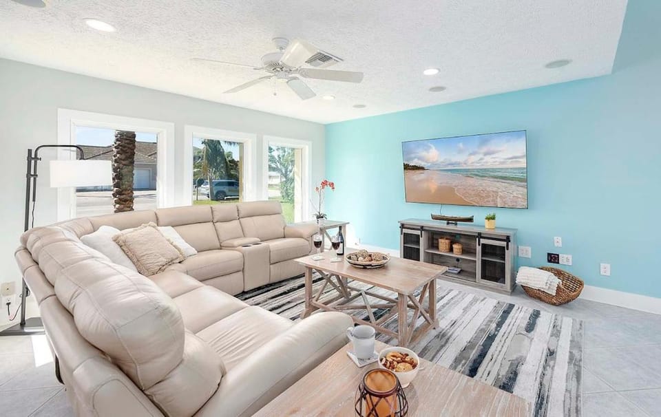 Pelican - Yacht Club Area Vacation Home with Direc Villa in Cape Coral