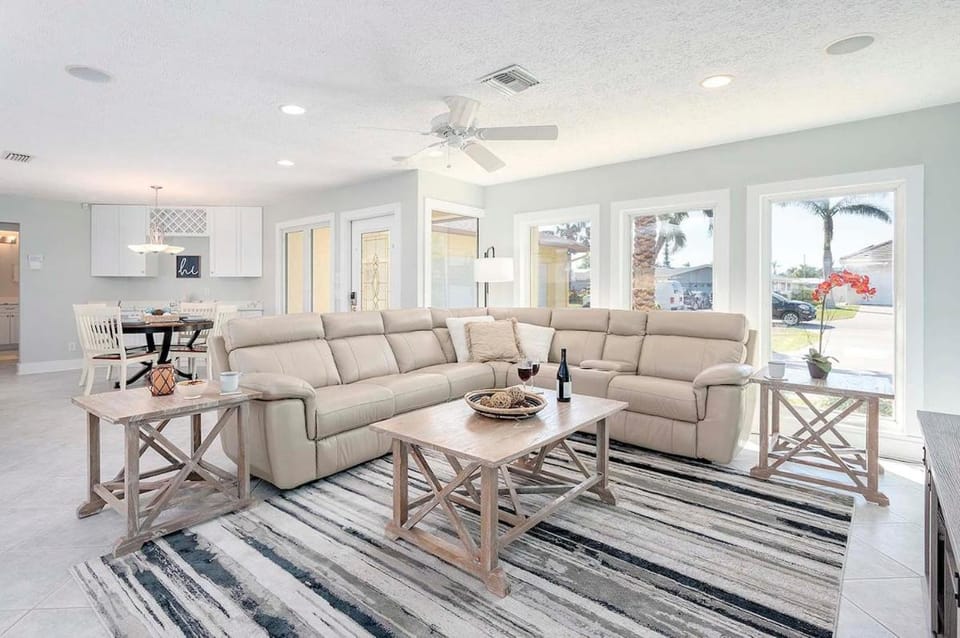 Pelican - Yacht Club Area Vacation Home with Direc Villa in Cape Coral