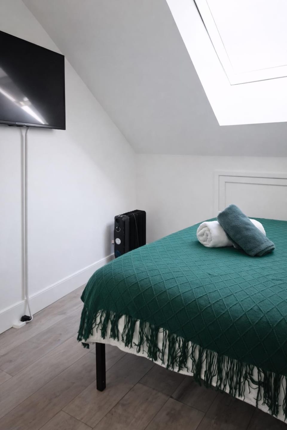Bed, TV and multimedia, Photo of the whole room, Bedroom