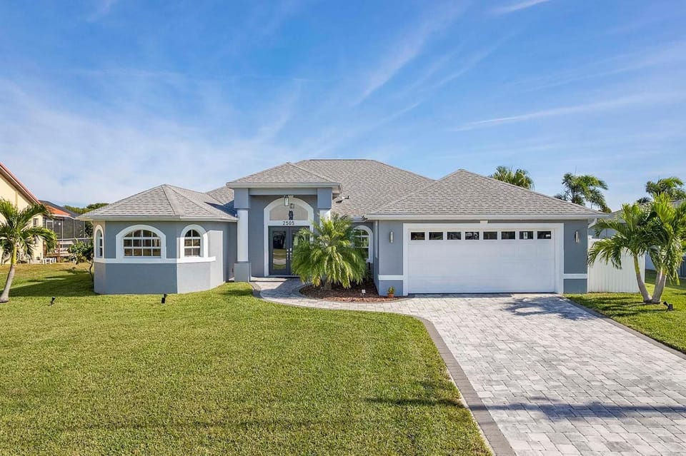 Retunda Gulf Access 3 bedrooms and 3 bathrooms Villa with Spa Villa in Cape Coral