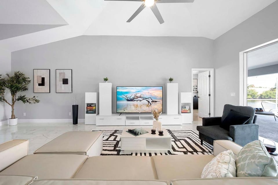 Retunda Gulf Access 3 bedrooms and 3 bathrooms Villa with Spa Villa in Cape Coral