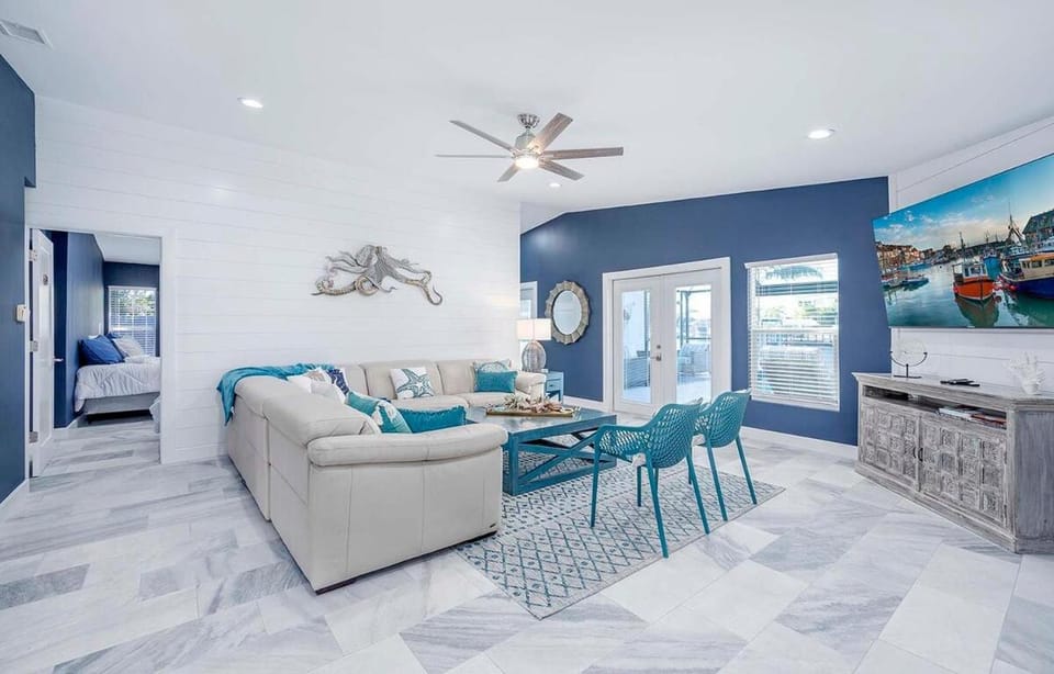 Reel and Relax- New remodeled with Sailboat Access Villa in Cape Coral