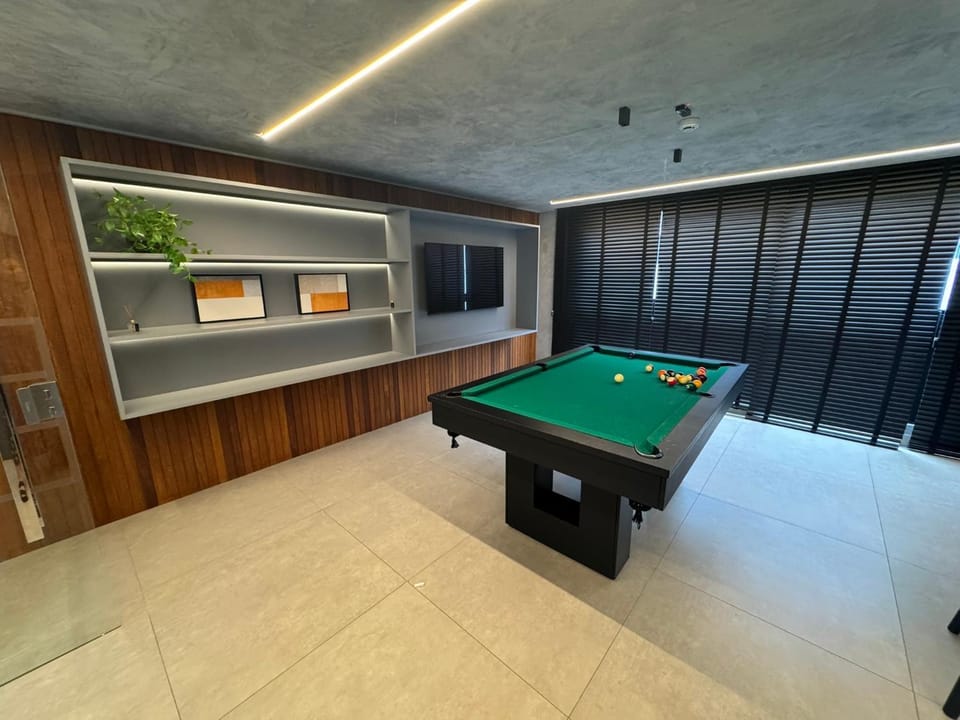Billiard, Game Room