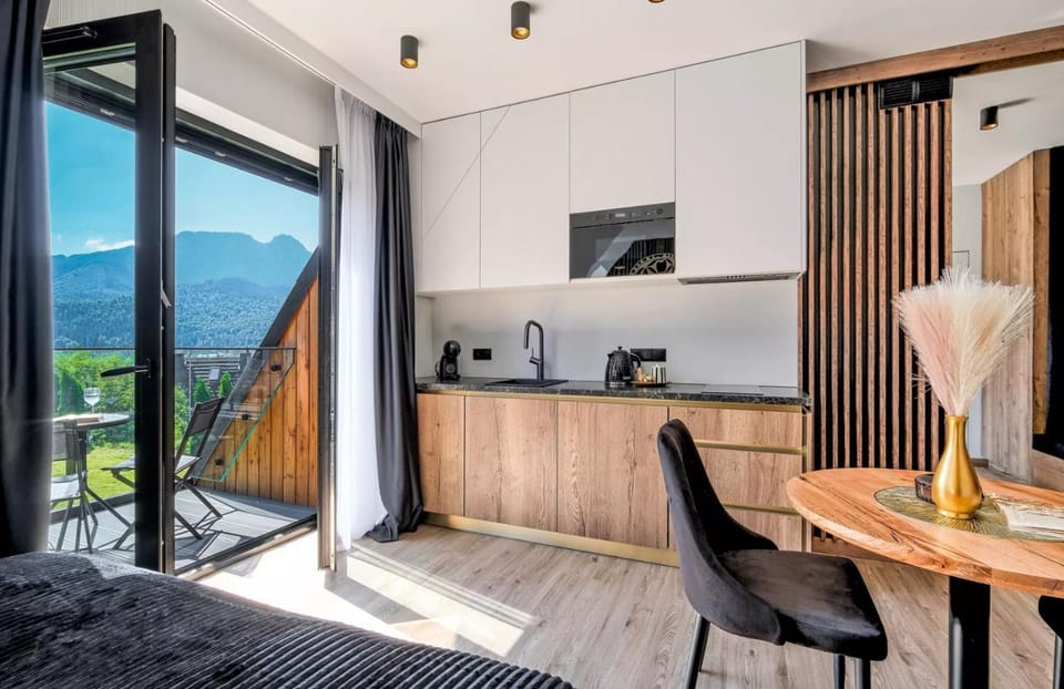 Natural landscape, View (from property/room), Balcony/Terrace, Kitchen or kitchenette, Dining area, Mountain view