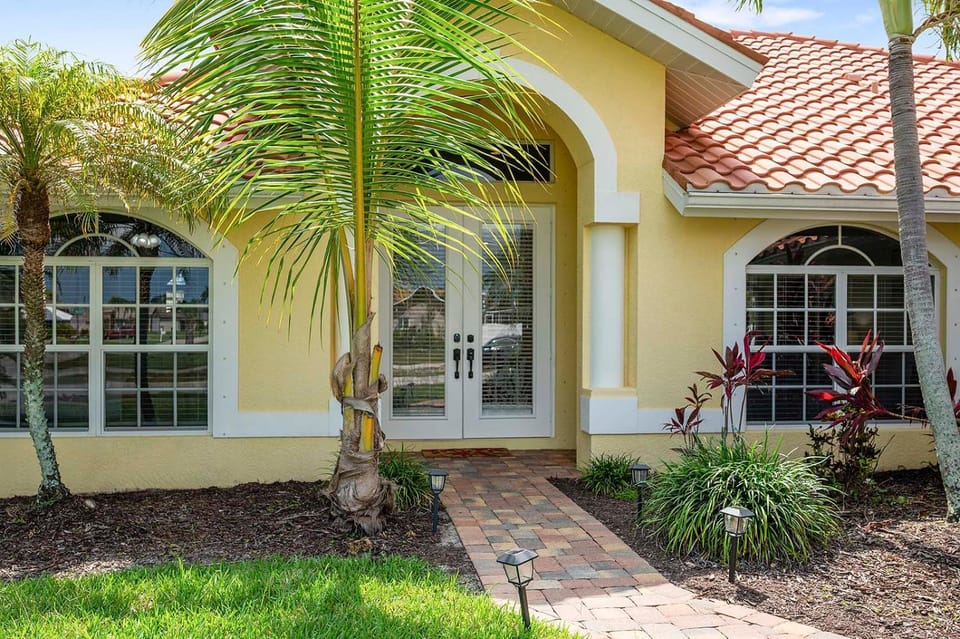 Sand By Me Stylish Retreat Golf Access and Near Pelican Sports Villa in Cape Coral