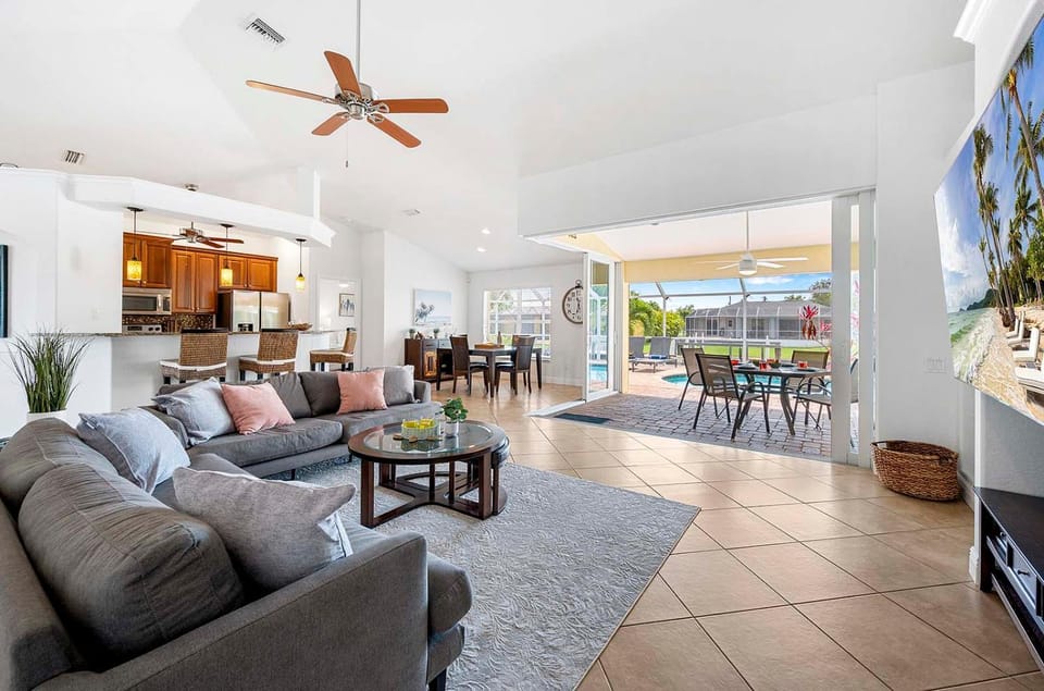 Sand By Me Stylish Retreat Golf Access and Near Pelican Sports Villa in Cape Coral