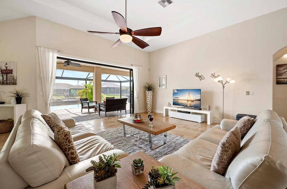 Silhouette - Upscale Home with Relaxing Outdoor Living Villa in Cape Coral