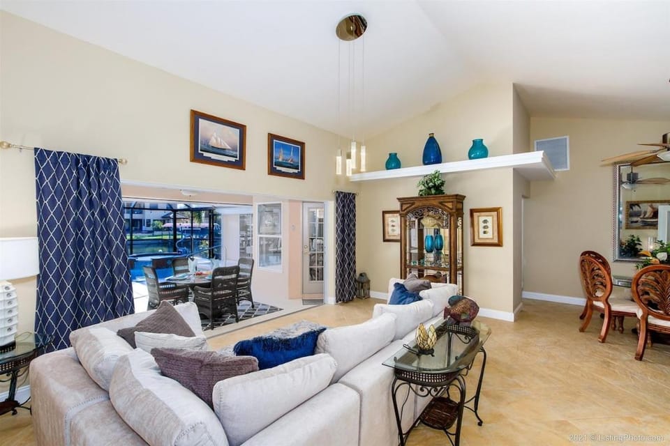 Summer Breeze - Gulf Access Location - Pool & Hot Villa in Cape Coral
