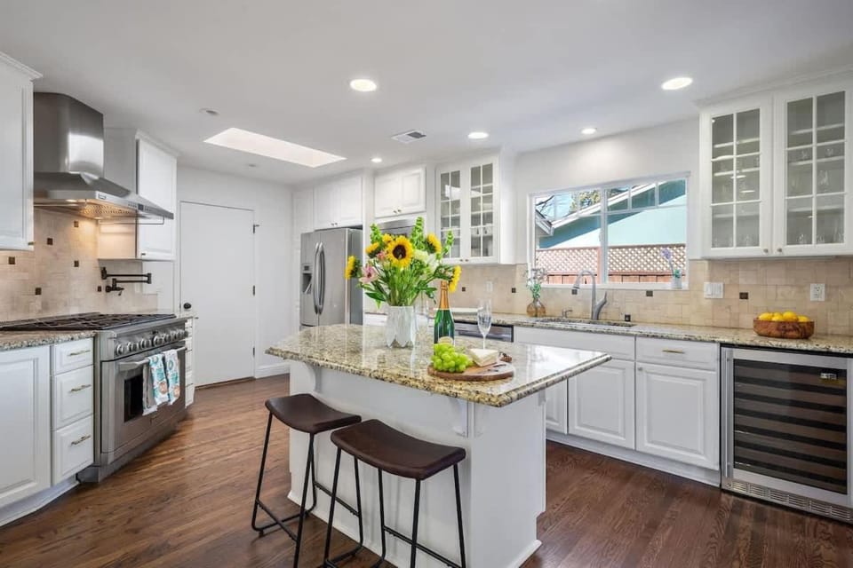 Modern 3BR Home in Napa with Hot Tub & Detached Office House in Napa Valley