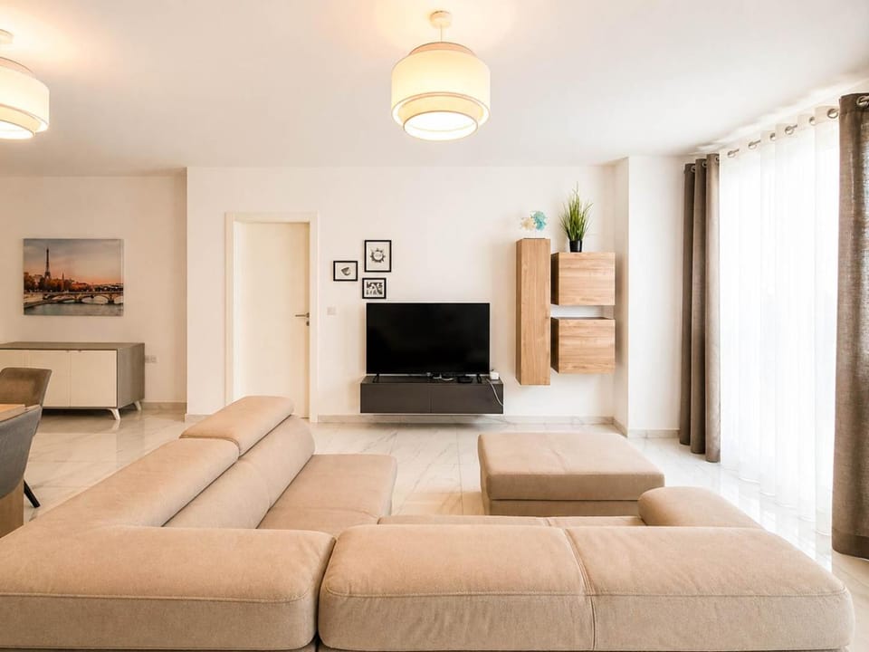 Communal lounge/ TV room, TV and multimedia, Living room