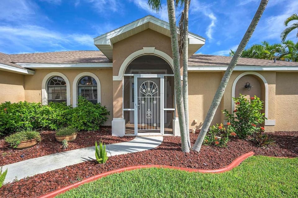 Sunset Pier - Cozy waterfront Vacation Rental Cape Villa in Cape Coral
