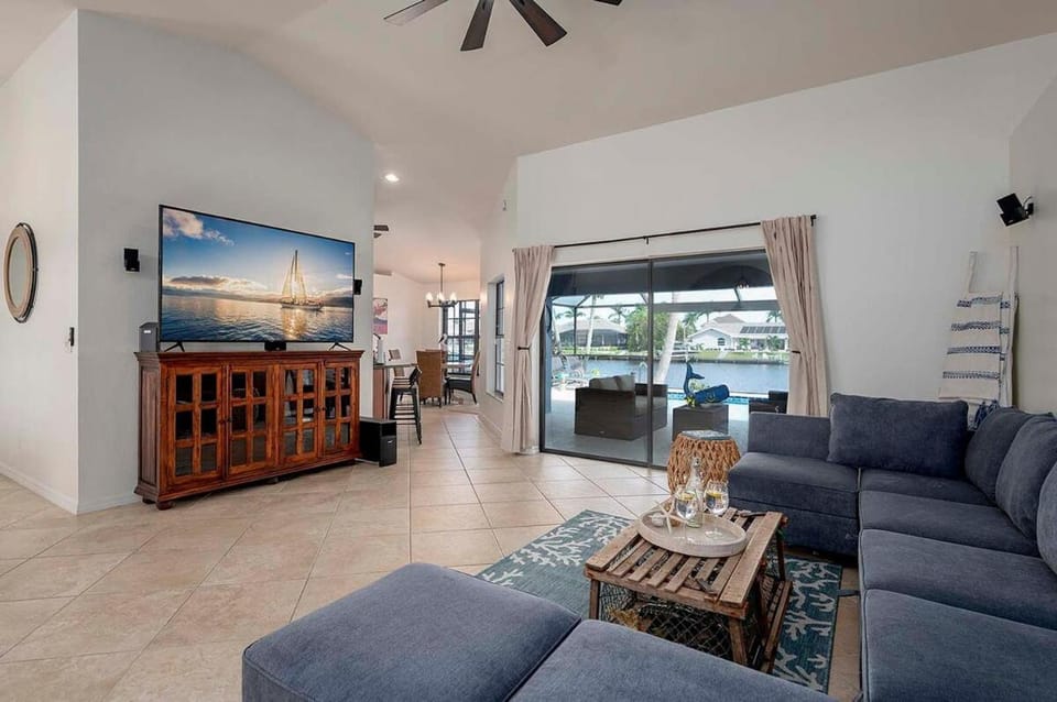 Sunset Pier - Cozy waterfront Vacation Rental Cape Villa in Cape Coral