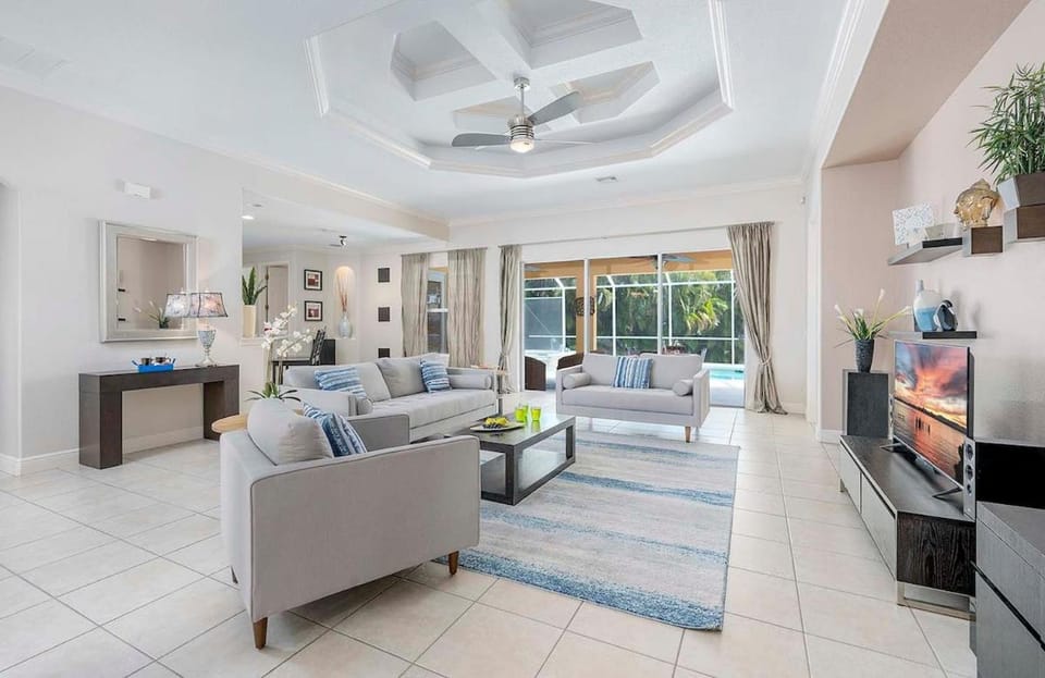Sunshine-Quiet Cape Coral Neighborhood - Tiki Hut Villa in Cape Coral