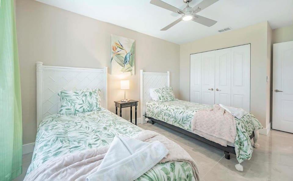 Tequila Sunrise - Off Water Home with Jacuzzi and Villa in Cape Coral