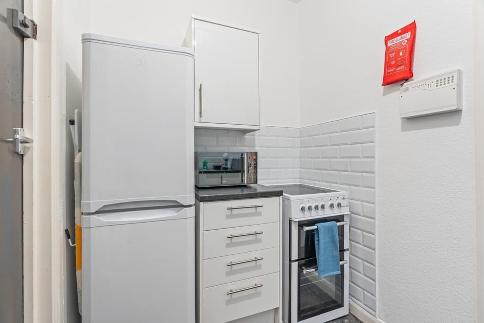 Kitchen or kitchenette, oven