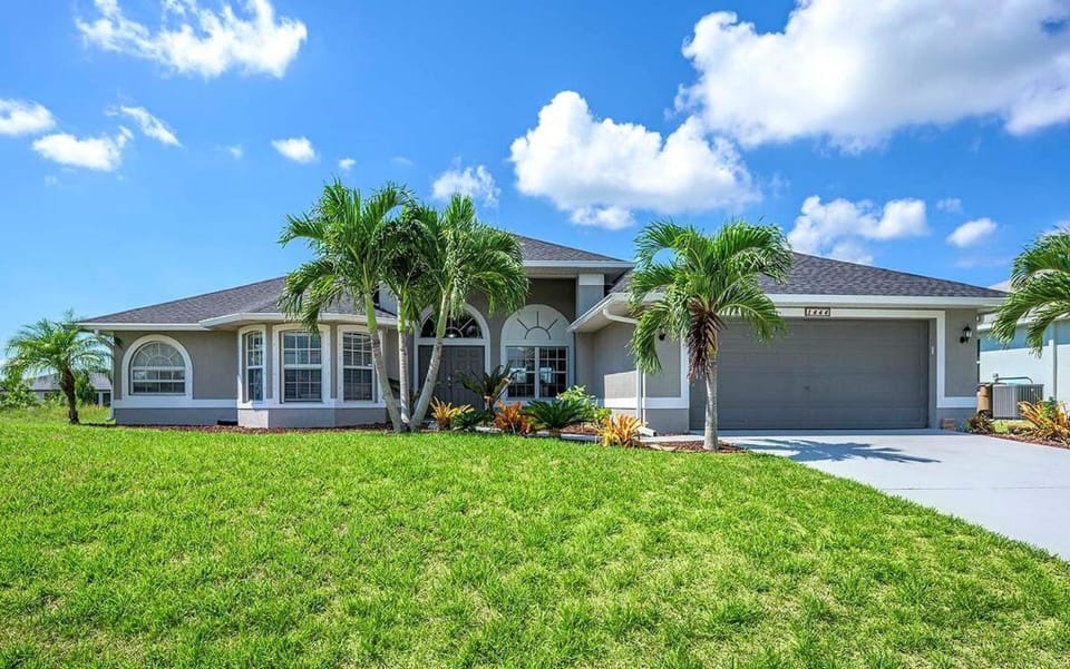 Wave N Sea - Waterfront Home with Outdoor Partial Villa in Cape Coral