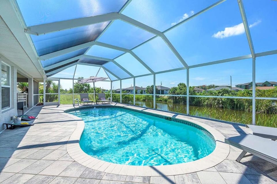 Wave N Sea - Waterfront Home with Outdoor Partial Villa in Cape Coral
