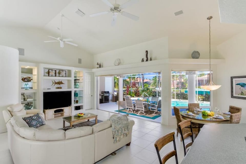 White Sands - Tropical Rental with lots of Privacy Villa in Cape Coral