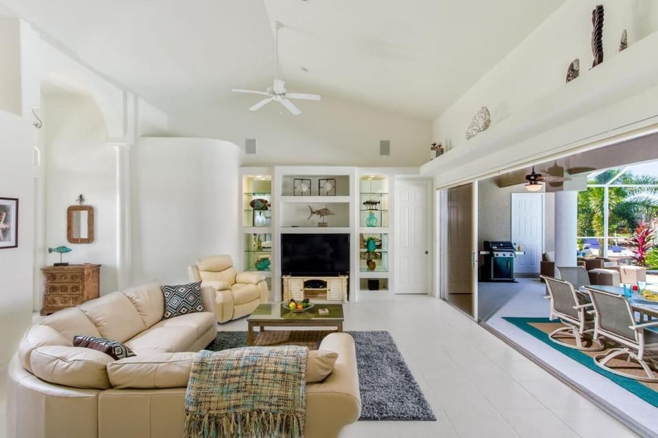 White Sands - Tropical Rental with lots of Privacy Villa in Cape Coral