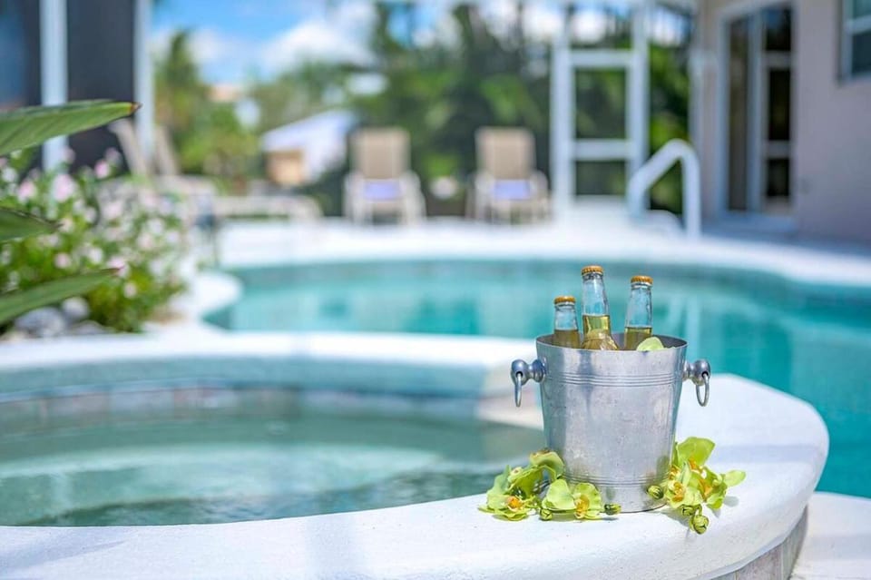 White Sands - Tropical Rental with lots of Privacy Villa in Cape Coral
