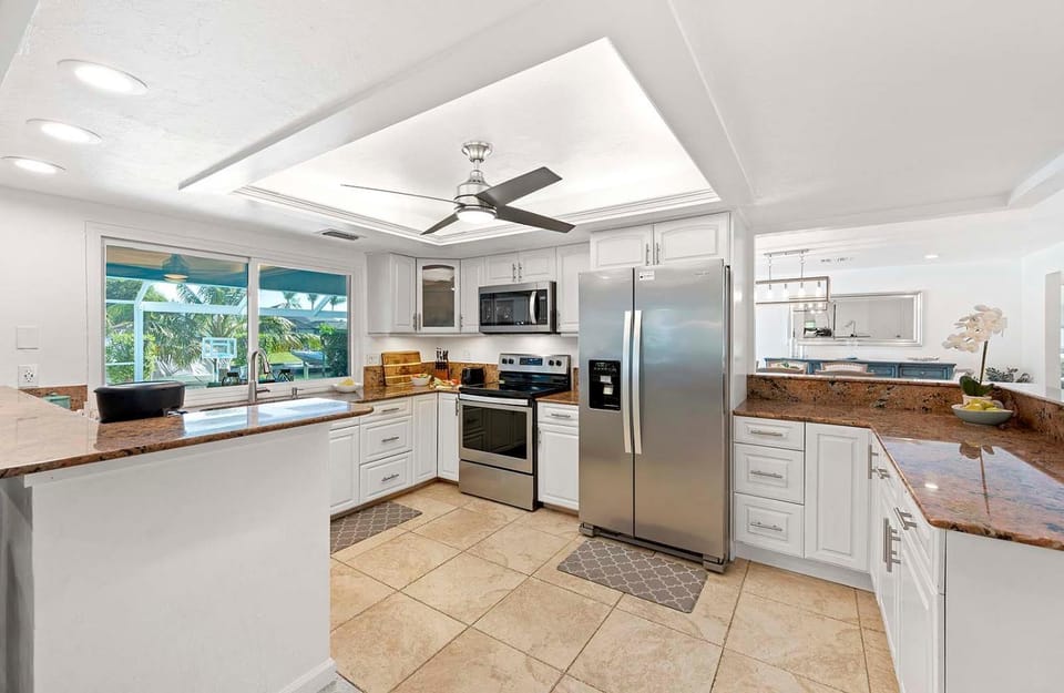 White Sea Shell - with Tiki Hut and Boat Lift Villa in Cape Coral