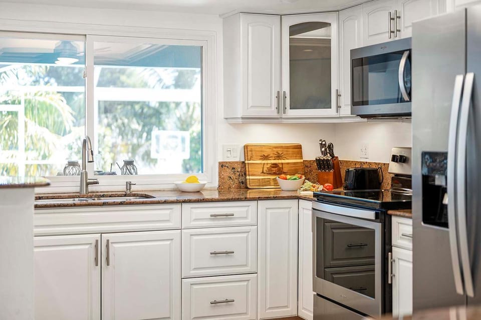 White Sea Shell - with Tiki Hut and Boat Lift Villa in Cape Coral