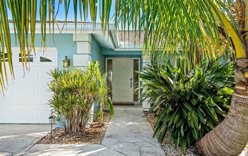 White Sea Shell - with Tiki Hut and Boat Lift Villa in Cape Coral