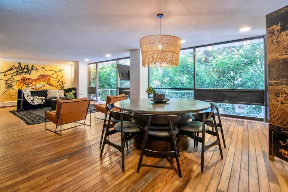 Beautiful Curated and Designed Flat plus Great Balcony Apartment in Mexico City