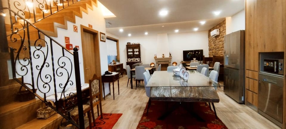 Communal lounge/ TV room, Kitchen or kitchenette, Communal kitchen, fireplace