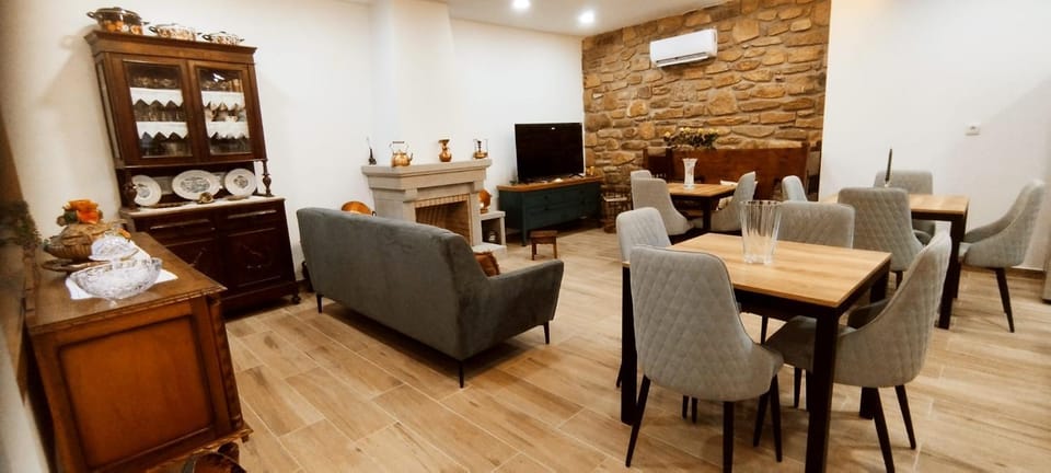 Communal lounge/ TV room, TV and multimedia, Living room, Seating area