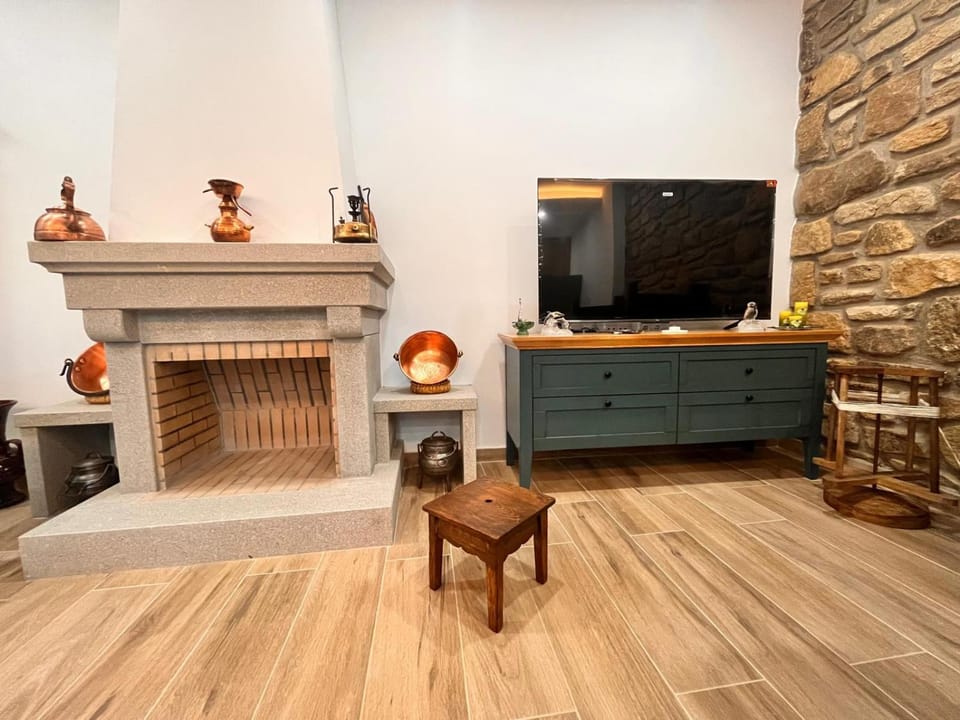 Communal lounge/ TV room, TV and multimedia, fireplace