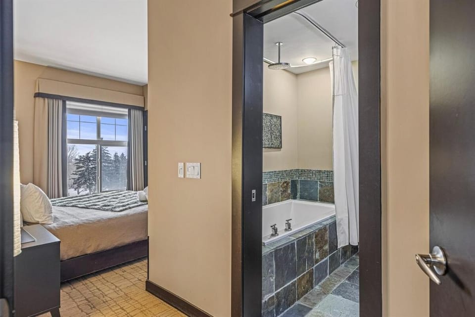 Stunning Condo - Hot Tubs & Steam Room - Pets Ok Apartment in Canmore