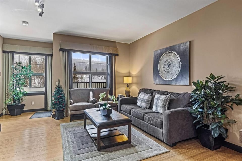 Stunning Condo - Hot Tubs & Steam Room - Pets Ok Apartment in Canmore