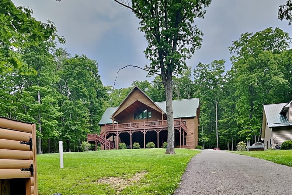 Property building, Facade/entrance, Natural landscape, Garden view, Parking