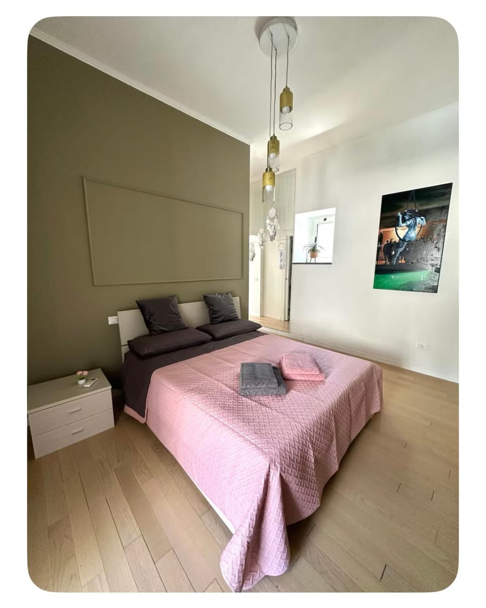 Bed, Photo of the whole room, towels