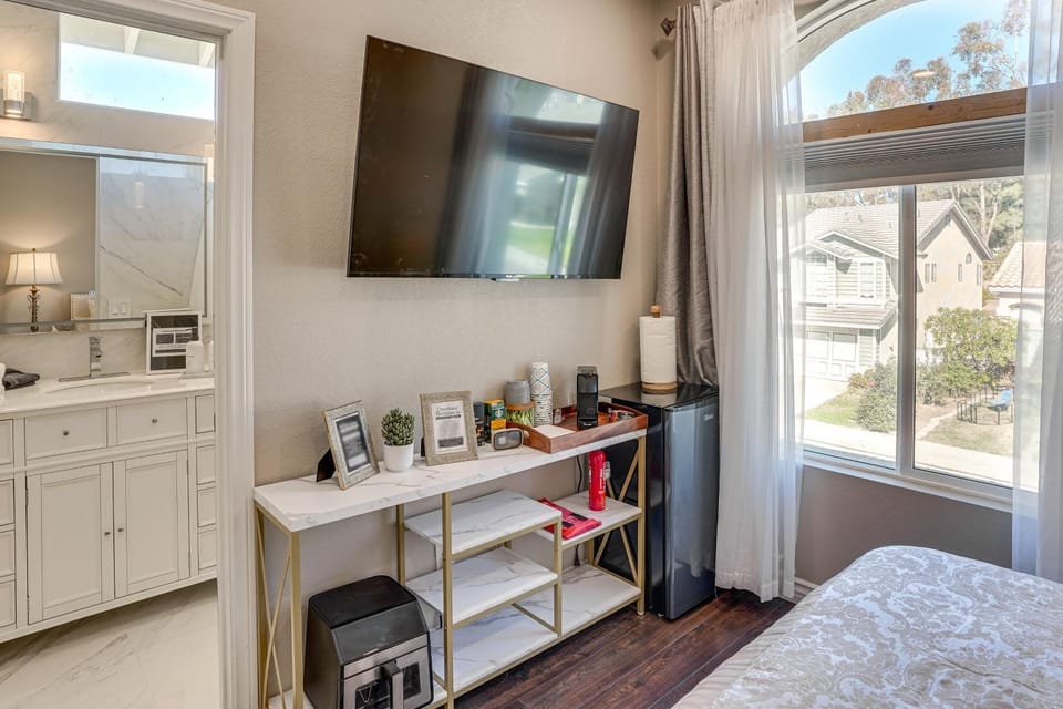 9 Mi to UCI Medical Ctr: Cozy Studio Near Trails Apartment in Orange