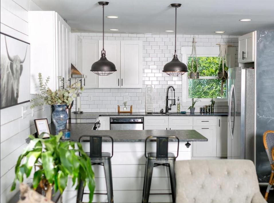 Kitchen or kitchenette, Dining area