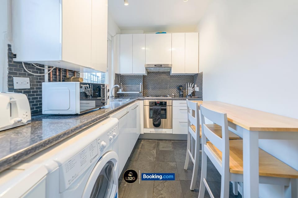 Kitchen or kitchenette, Dining area, oven, stove, toaster, washing machine