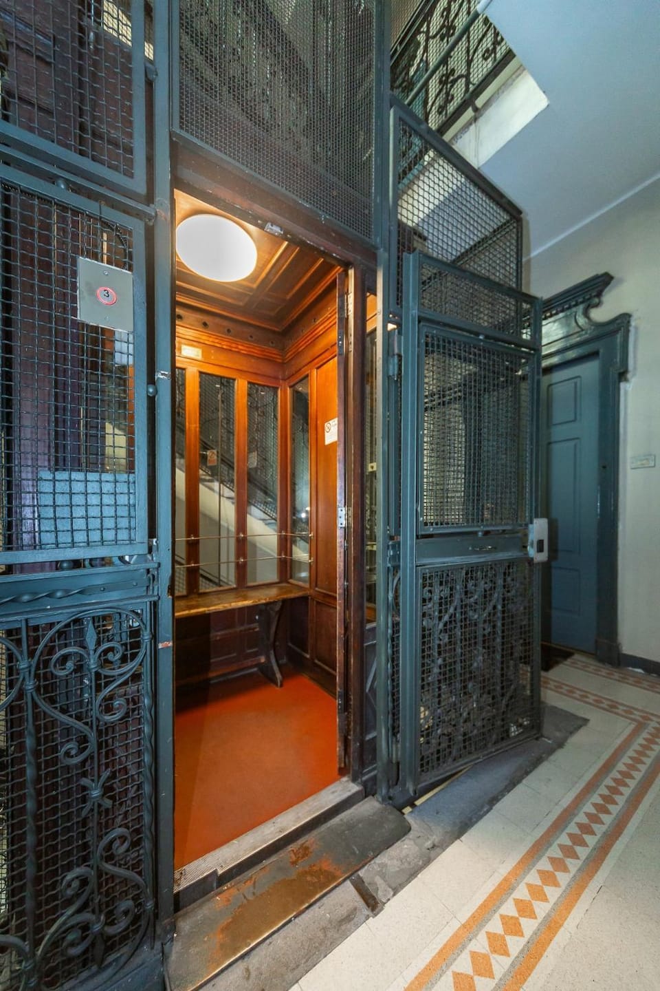 Luxury quiet studio above subway Apartment in Milan