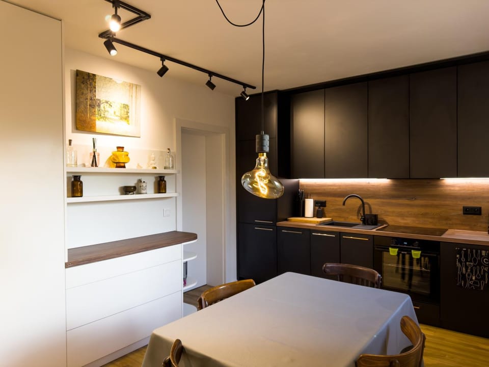 Kitchen or kitchenette, Dining area