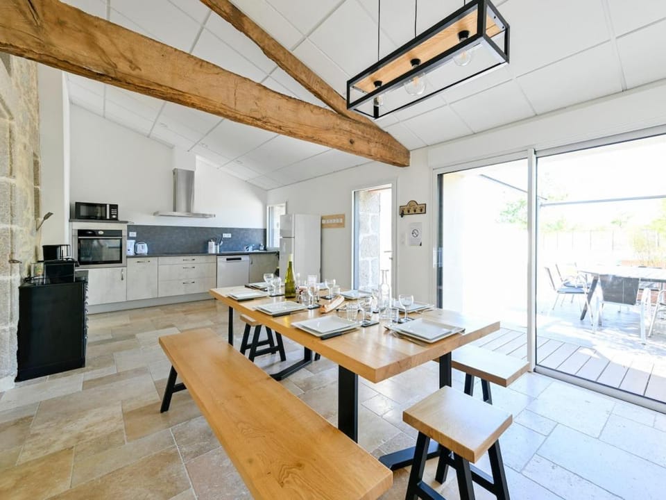 Patio, Dining area, oven, stove