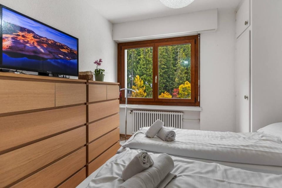 Bed, TV and multimedia, Photo of the whole room, Bedroom, towels