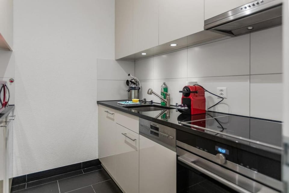 Coffee/tea facilities, Kitchen or kitchenette, dishwasher, oven, stove