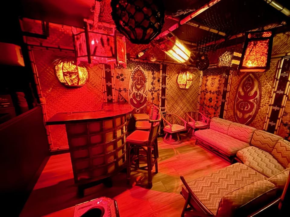 The Rose-Tiki BarGame close to Festivals, Tennis House in La Quinta
